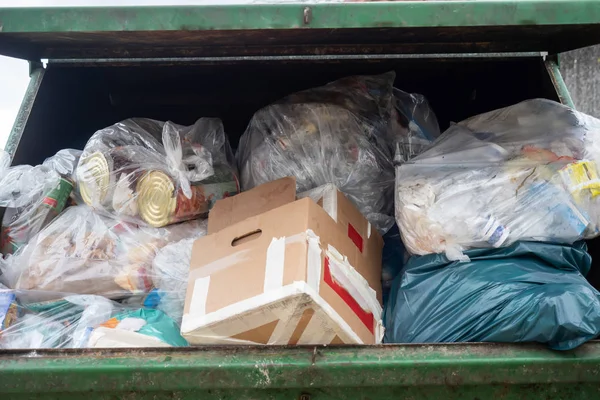 Un contenedor lleno de basura mezclada — Foto de Stock