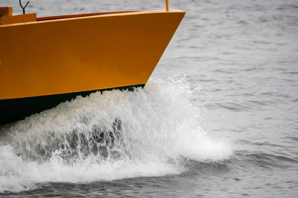 Um barco em plena velocidade sobre a água — Fotografia de Stock