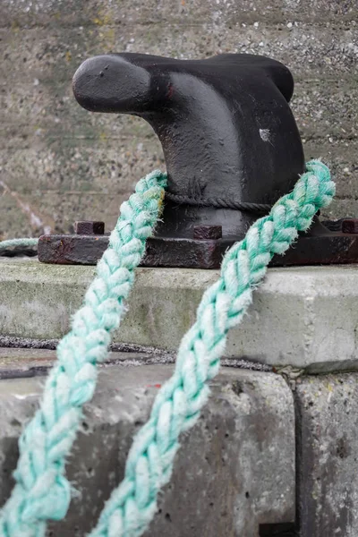 Uma corda velha e usada algures no porto — Fotografia de Stock