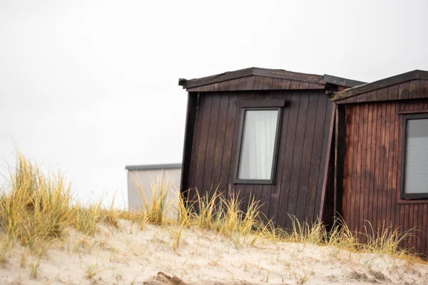 모래 언덕에 나무로 오래 된 작은 오두막 — 스톡 사진