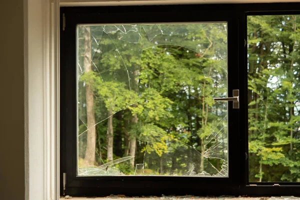 Fenster nach Entkernung eines Gebäudes eingeschlagen — Stockfoto