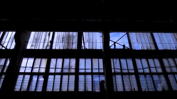 Große Glaswand Des Alten Leer Stehenden Gebäudes Mit Vielen — Stockvideo