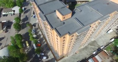 Çok katlı bir binanın ön cephesi