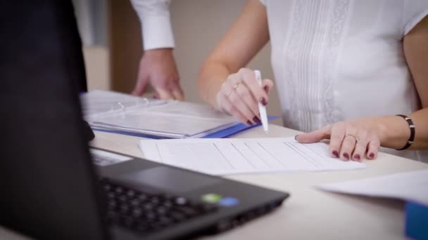 Vrouw Toont Wijzigingen Juridische Documenten — Stockvideo