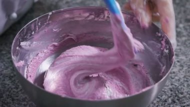 Şekerleme plastik spatula nazikçe karıştırır 