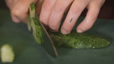 Mutfakta sebze doğrayan bir kadın.