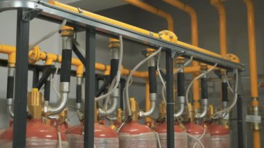 çok sayıda gaz silindiri birbirine bağlıdır 