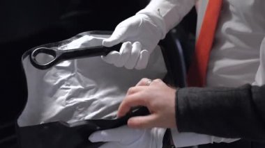 bagajda depolanmış araç gereç kiti