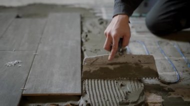 Usta eli dişli bir spatula tutuyor. 