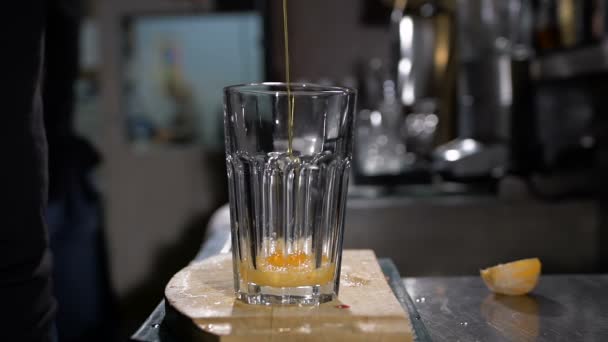 调酒师正在做鸡尾酒调酒师 加蜂蜜 — 图库视频影像