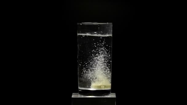 Comprimé antitacide effervescent dans un verre d'eau 