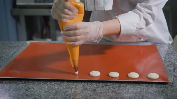 Confitero Con Jeringa Pastelería Hace Galletas — Vídeo de stock