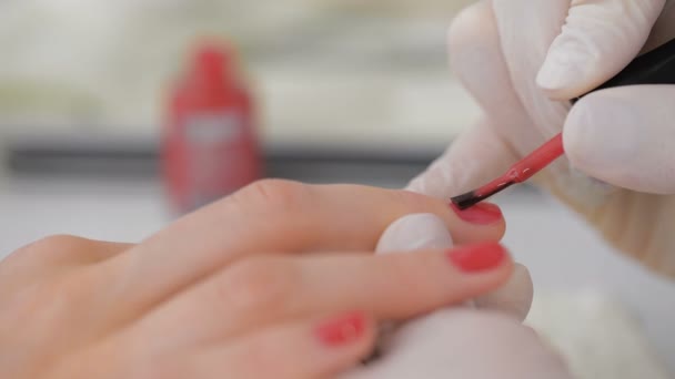 Esteticista Aplicando Verniz Vermelho — Vídeo de Stock