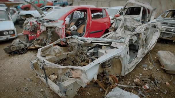 Roestige Auto Autokerkhof Vernietigd — Stockvideo