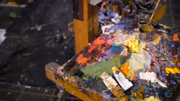Artista Mistura Tintas Óleo Paletes Com Vários — Vídeo de Stock