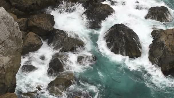 Хвилі Накинуті Берег Камінь Зламані Шипіння Стокове Відео 