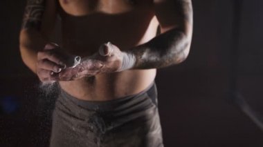 Sporcu tebeşirle bir el hazırlıyor.