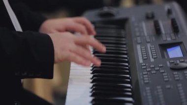 müzisyen bir synthesizer çalış