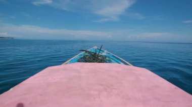 Teknenin önü hızla hareket ediyor.