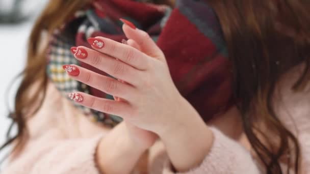 Tiro Das Mãos Das Mulheres Senhora Está Congelada — Vídeo de Stock