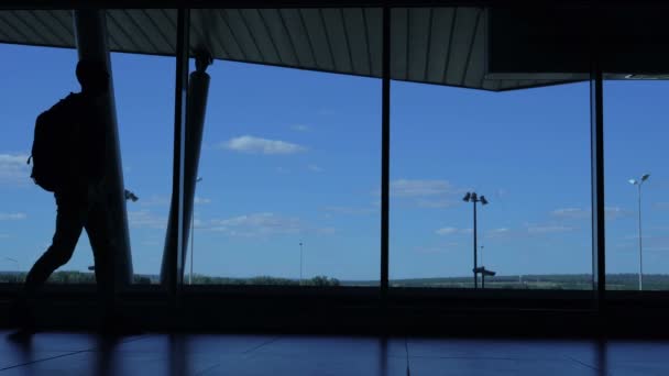 Ein Mann Mit Rucksack Geht Auf Den Flughafen — Stockvideo