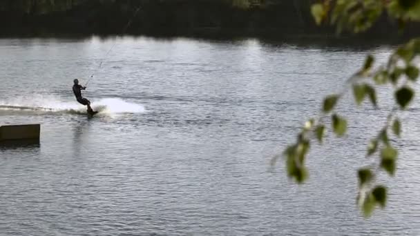 Wakeboarder Maken Trucs Zonsondergang — Stockvideo