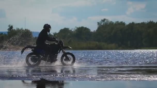 Viaje Romántico Una Motocicleta Ciclista Experto — Vídeos de Stock