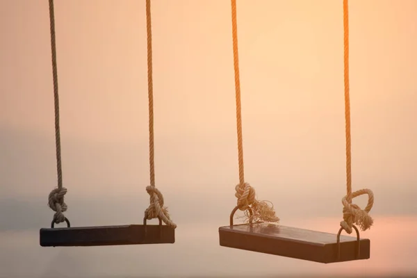 Çocuklar parkta sallanıyor.