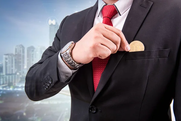 İş adamı Bitcoin takım elbisenin cebinden. Gelecek para Bitcoin konsepti