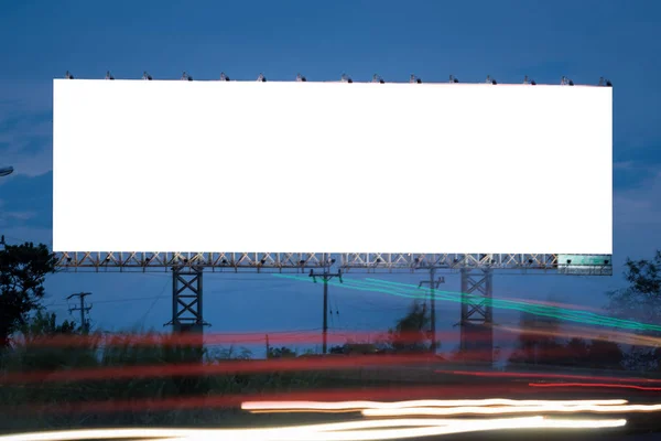 Reklam afişi ve ulaşım sokak lambası için reklam panosu boş.