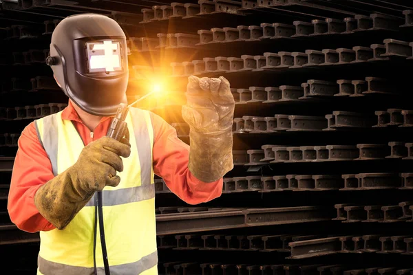 Kaynakçı Endüstrisi İş yerinde Arka planda çelik var.