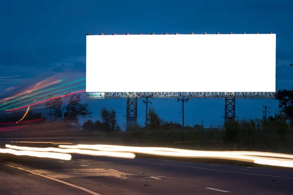 Reklam afişi ve ulaşım sokak lambası için reklam panosu boş