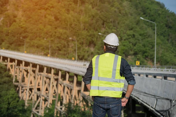 Mühendisler briç oynarken miğfer takarlar Gururla tamamlandı.