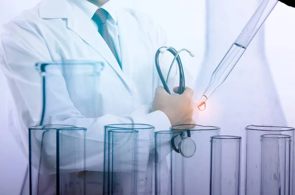 Çifte teşhirci doktor not alıyor. Doktorun konsept ışığı, laboratuvarda kimyasal element