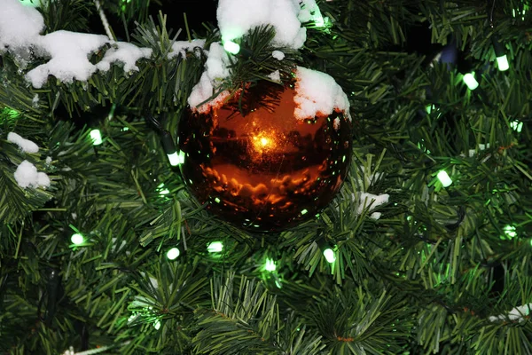 Juguetes Árbol Navidad Bajo Nieve — Foto de Stock