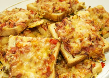 Jambonlu, domatesli ve peynirli sıcak tost