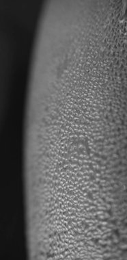 Gri arkaplanda sisli camlar