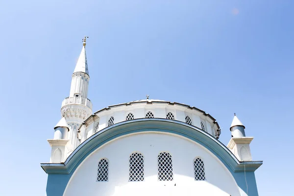 Mezquita Blanca Cielo Azul — Foto de Stock