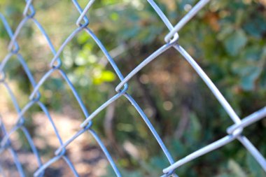 Demir teller. Girilmez anlamına gelen kablolar.