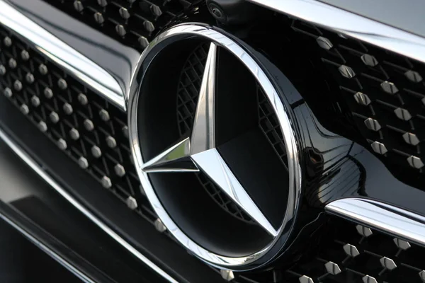 Эмблема Логотип Mercedes Benz Лицензионные Стоковые Изображения