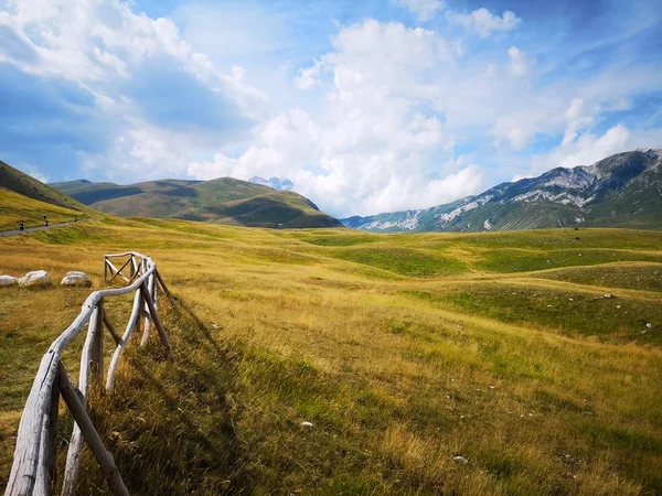 Abruzzo 'daki dağlar ve yeşil vadi