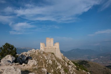 Rocca Calascio Aq 'ta kutsanmış manzara 