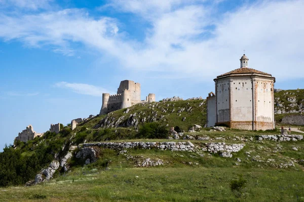 Rocca Calascio Aq 'ta kutsanmış manzara 