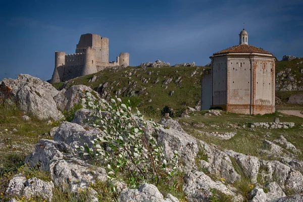 Rocca Calascio Aq 'ta kutsanmış manzara 