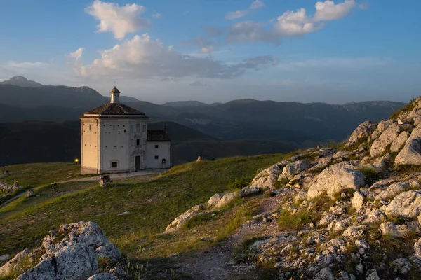 Rocca Calascio Aq 'ta kutsanmış manzara 