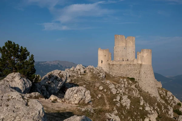 Rocca Calascio Aq 'ta kutsanmış manzara 