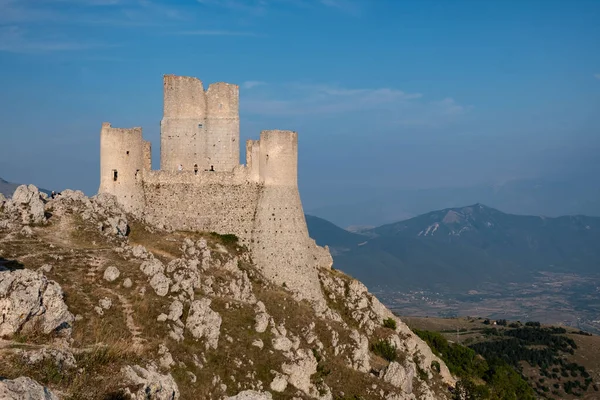 Rocca Calascio Aq 'ta kutsanmış manzara 