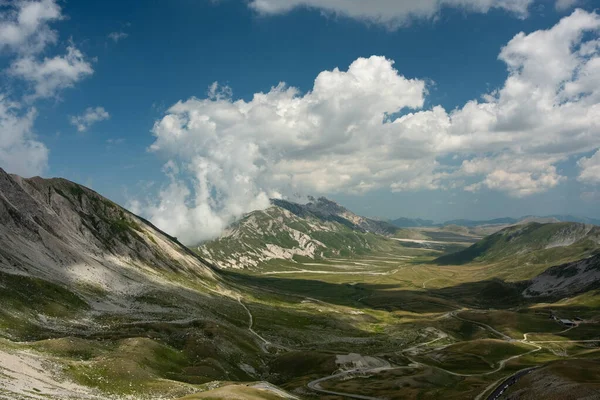 Campo Imperatore dağlarının güzel manzarası, Abruzzo