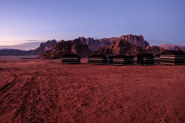 Bedevi kampında gün batımı.