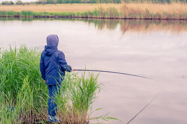 Garçon Attrape Des Poissons Dans Rivière Enfance Avec Prestations — Photo